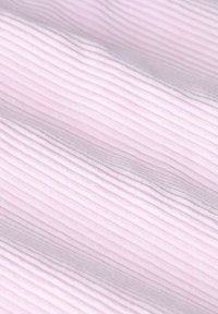 Gestructureerde stof in lichtroze met dunne, horizontale ribbels. Zacht en lichtgewicht, met een subtiele glans en glad oppervlak.
