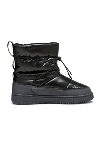 Botte d'hiver noire matelassée avec semelle en caoutchouc plate, lacets enveloppants et languettes au talon et en haut, conçue pour temps froid.