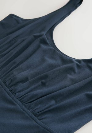 Navyblaues ärmelloses Kleid mit gerafftem Stoffdetail an der Taille und einem runden Ausschnitt auf einem hellen Hintergrund.