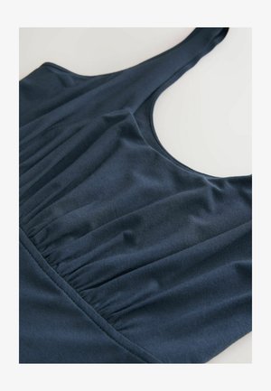 Navyblaues ärmelloses Kleid mit gerafftem Stoffdetail an der Taille und einem runden Ausschnitt auf einem hellen Hintergrund.