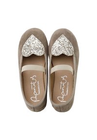 Bailarinas de ante gris, con un acento en forma de corazón plateado brillante en la punta, con una banda elástica flexible y un suave forro interior.