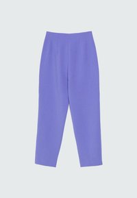 Pantalon sur mesure violet avec une taille haute, une coupe droite et une texture lisse. Aucun élément métallique ou motif visible.