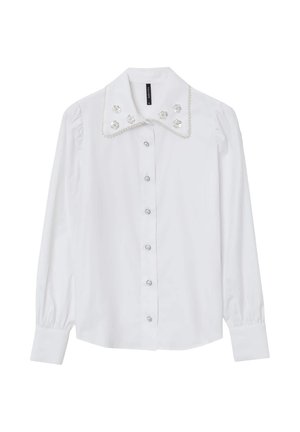 Weißes Langarmhemd mit großem Kragen, der mit floralen Verzierungen und perlenähnlichen Details versehen ist, abgerundet mit einer Knopfleiste auf der Vorderseite.