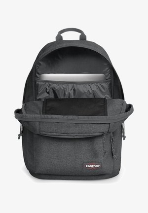 Grå stofrygsæk med en lynlåset hovedrum, polstret laptoplomme, frontlomme og snoretræk på siderne.