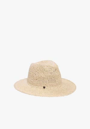 Beige színű, széles karimájú, szőtt szalma kalap texturált mintával és kis kerek fém díszítéssel az elején.