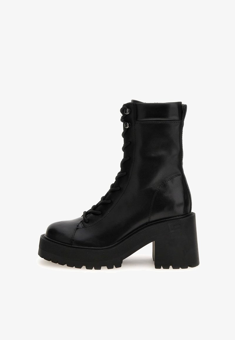 Stivali alla caviglia in pelle nera con una suola a piattaforma spessa e lacci robusti. Presentano una finitura liscia e una suola robusta per una buona aderenza.