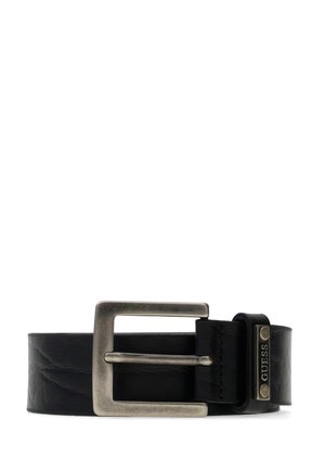 Zwarte leren riem met een grote vierkante zilverkleurige metalen gesp en een klein metalen plaatje gegraveerd met "GUESS".