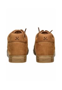 Sneaker in suede marrone con punta arrotondata, suola di gomma a contrasto e dettagli minimi. Accento del logo sul tallone e linguetta sul retro.