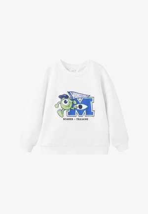 Sweat-shirt blanc à manches longues avec un personnage de dessin animé vert portant une casquette bleue à côté d'une grande lettre M bleue et texte "Scarer in Training."