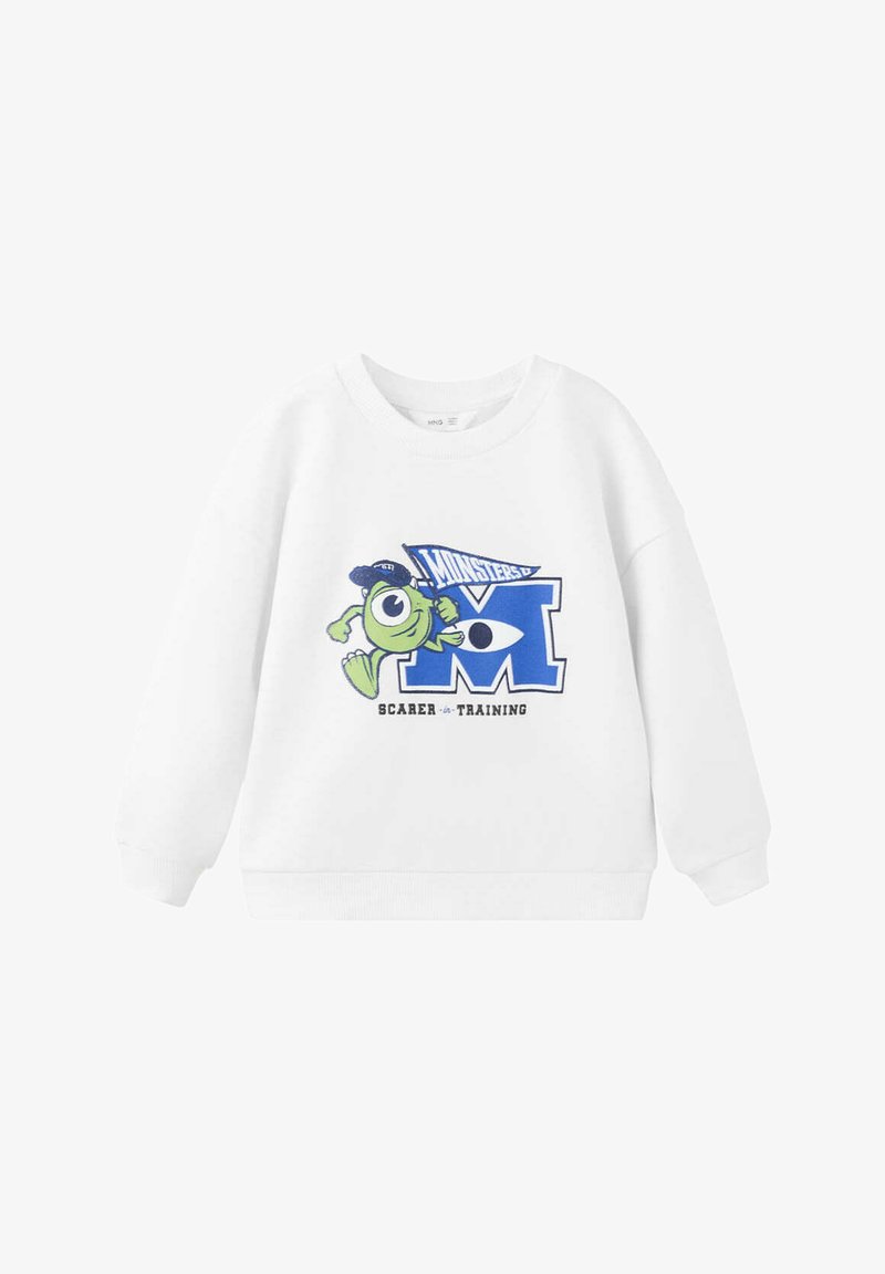 Sweat-shirt blanc à manches longues avec un personnage de dessin animé vert portant une casquette bleue à côté d'une grande lettre M bleue et texte "Scarer in Training."
