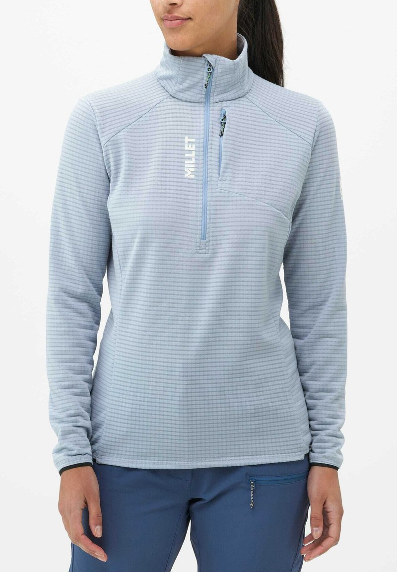 Pull en polaire bleu clair avec un zip half-zip à l'avant, tissu texturé, col montant et logo brodé sur la poitrine.