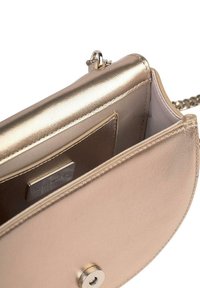 Borsa a mano in oro metallizzato con forma arrotondata, dotata di tracolla a catena, chiusura a bottone e scomparti interni per carte. Texture morbida e finitura liscia.