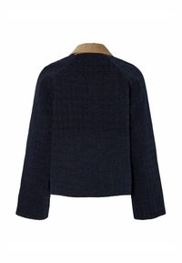 Navy texturerad jacka med kordfläskkrage, kort design och vida ärmar. Har kontrasterande material och minimala sömnadsdetaljer.