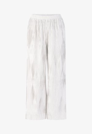 Pantalones amplios y plisados de color blanco con una cintura elástica; presentan una sutil textura lineal y diferentes tonos de blanco para dar profundidad.