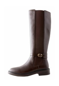 Bottes de cheval en cuir marron foncé, hautes, avec des panneaux élastiques sur les côtés et une sangle décorative en or près de la cheville.