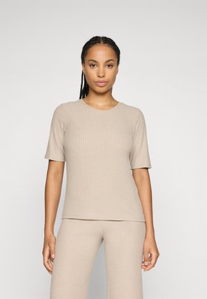Beige geribbelde T-shirt met korte mouwen, ronde halslijn en een aansluitend ontwerp, gecombineerd met bijpassende geribbelde broek, die een gladde textuur toont.