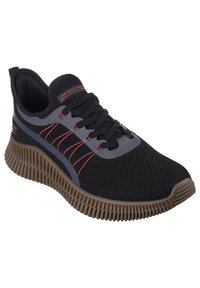 Schwarzer Sportschuh mit Mesh-Obermaterial und roten Akzenten. Verfügt über eine Gummisohle mit strukturierter Gestaltung und einer Schnürung für einen sicheren Sitz.