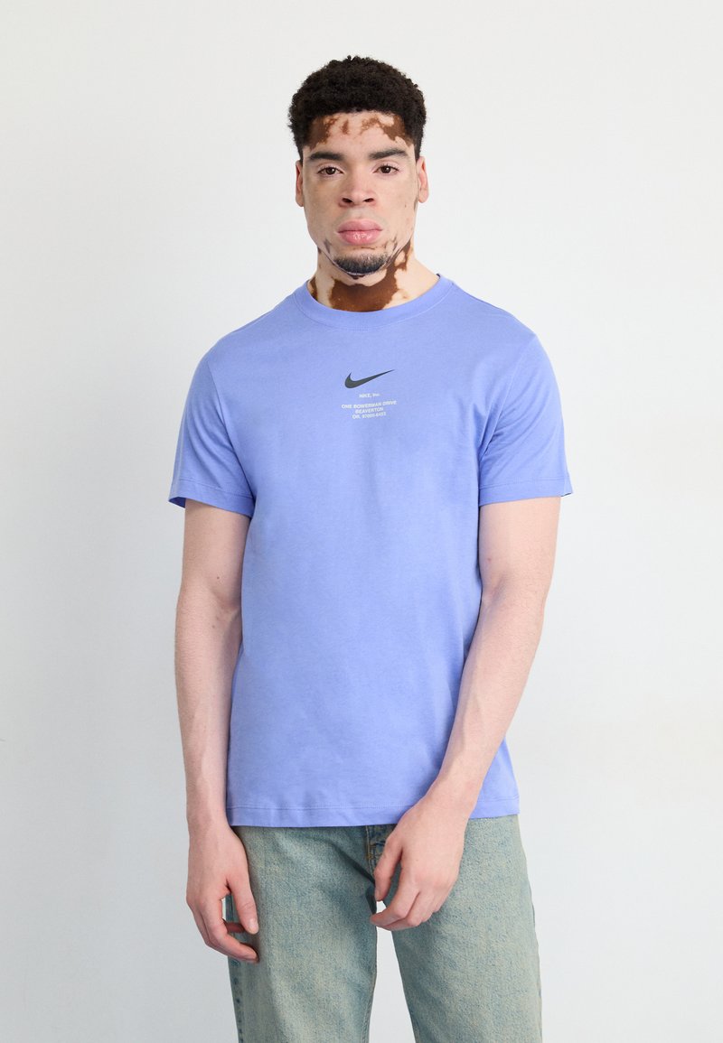 Nike Sportswear TEE - Apdrukāts T-krekls - royal pulse