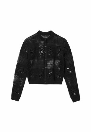 Sort hækle-strikket cardigan med lange ærmer, knapper foran og mønstret åbent design over hele.