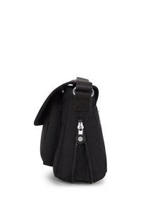 Borsa a tracolla nera in nylon con pattina frontale, tasca laterale con zip e tracolla regolabile in tessuto con anelli metallici.
