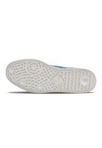 Niebieski sneaker z teksturowaną białą gumową podeszwą, z geometrycznym wzorem dla lepszej przyczepności oraz gładką materiałową cholewką z minimalnymi akcentami.