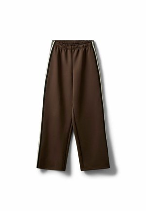 Pantalon marron à jambes larges avec taille élastique et bandes latérales noires et blanches, posé à plat sur fond blanc.