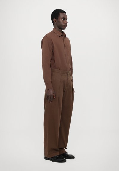 WOOD WOOD FRASER PLEATED  - Hlače - terra brown