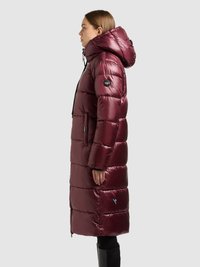 Pikk, burgundiapunane läikiva pinnaga paksult vooderdatud talvejope, millel on kapuuts, tikitud muster, külgmised tõmblukud ja varrukal logomärk.