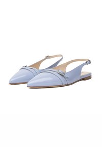 Chaussures slingback en cuir verni bleu clair avec un bout pointu, des brides décoratives et une boucle argentée ajustable sur un petit talon.