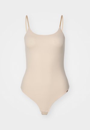 Beidz bodysuit ar plānām siksniņām, gludu tekstūru, piegulošu dizainu un zemu izgriezumu. Iespējošana ir ar stringa aizmuguri un bez redzamām detaļām.