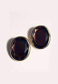 Ronde oorbellen met gefacetteerde donkerbruine edelstenen in een gouden metalen zetting, met een gladde, gepolijste afwerking.