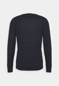 Granatowy sweter z długim rękawem wykonany z gładkiego materiału. Posiada okrągły dekolt i ściągacz u dołu, ma dopasowany krój i nie ma widocznych wzorów.