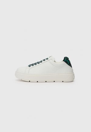 Witte sneaker met een gestructureerde donkergroene accent op de hiel, ronde neus, middelhoge zool en bijpassende donkergroene veters.