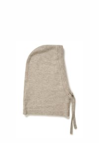 Világos bézs kötött sapka lekerekített formával, bordás széllel, oldalsó állítható húzókkal, és puha textúrával.