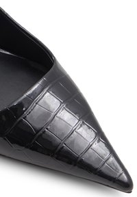 Černá lakovaná kožená bota s špičatou špičkou a embosovanou krokodýlí texturou, s designem na nazouvání a hladkým vnitřním podšívkou.