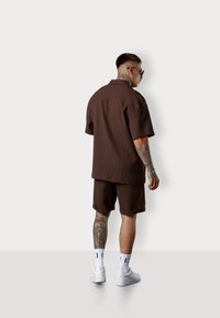 ESTEEM PLEATED - Hemd - coffee