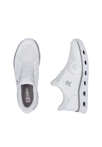 Paire de baskets de sport blanches avec dessus en mesh, design à lacets et semelles rembourrées, vues de dessus et de profil.