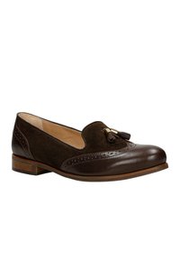 Bruine suède en leren loafers met een gestikt ontwerp, tassel-detail en een lage houten hak. Gladde textuur met een klassieke vorm.
