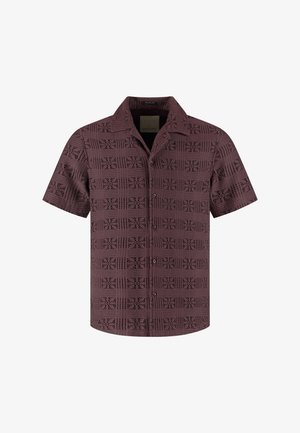 Kurzärmeliges Hemd mit Knopfleiste in dunklem Mauve mit einem strukturierten geometrischen Raster- und Kreuzmuster, mit spitzem Kragen und lockerem Schnitt.