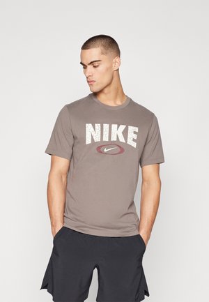 Nike Performance TEE NOVELTY - Sportfelső - cave stone