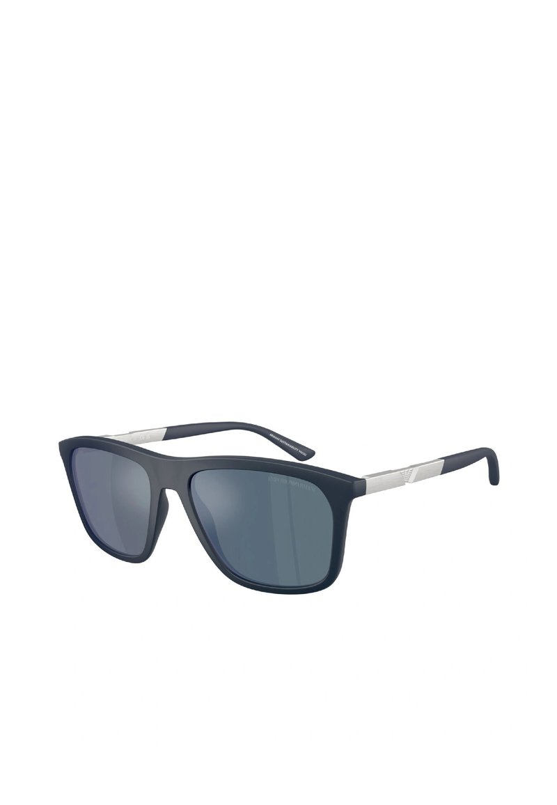 Occhiali da sole di colore blu scuro con grandi lenti quadrate, lenti grigie, montatura in plastica opaca e bracci metallici con dettagli.