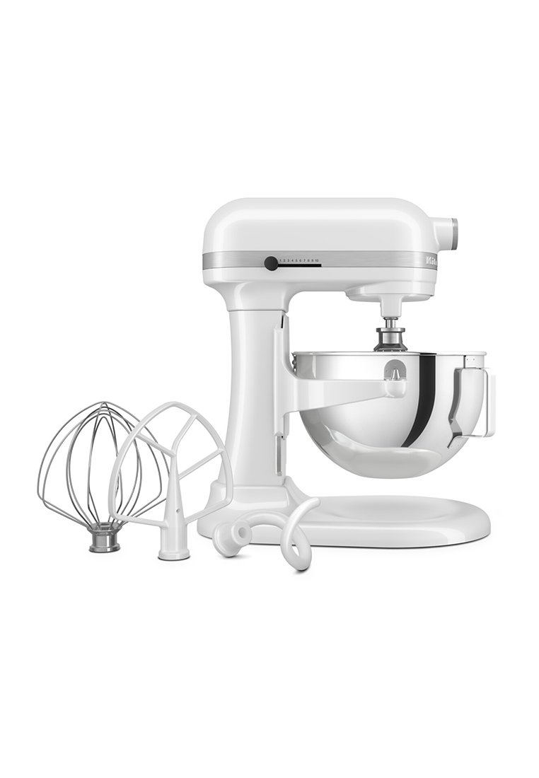 Weißer Standmixer mit einer polierten Edelstahlschüssel, inklusive Drahtbesen, Flachrührer und Teighakenaufsätzen. Sanftes, abgerundetes Design.