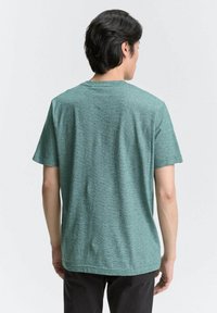 Groen gestreept T-shirt met een ronde hals en korte mouwen, gemaakt van lichtgewicht stof, met een relaxte pasvorm en een gladde textuur.