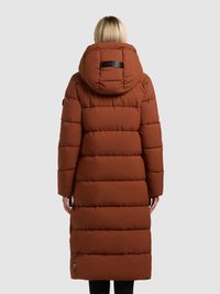 Hnědý péřový kabát s kapucí, s horizontálními prošívanými sekcemi a nášivkou s logem na horní části zad. Dlouhé rukávy a délka ke kolenům.