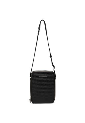 Sort rektangulær crossbody taske med justerbar rem, tekstureret diagonalt mønster, sølv lynlås og "KARL LAGERFELD" logo foran.