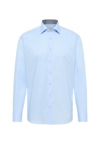 Lichtblauwe lange mouw shirt van een gladde stof, met een standaard kraag en knoopsluiting, voorzien van een patroonaccent aan de binnenkant van de kraag.