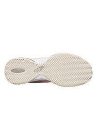 Suola della scarpa con un motivo a spina di pesce testurizzato in gomma off-white. Presenta un design liscio e arrotondato e dettagli di marca vicino al tallone.
