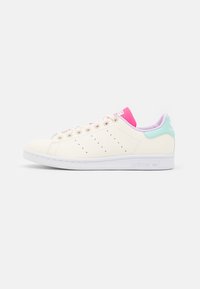 Zapatillas de cuero blanco con acentos en rosa pastel, verde y púrpura. Presentan detalles perforados, diseño con cordones y suela de goma.