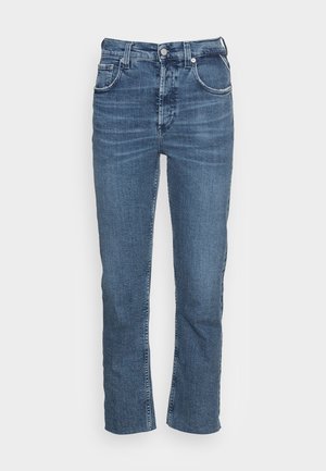 Klasiskas zila denima bikses ar šauru taisnu piegriezumu, piecām kabatām, rāvējslēdzēju un nedaudz izbalējušu tekstūru, lai radītu ikdienišķu izskatu.