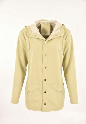 Veste de pluie beige clair à capuche avec fermeture frontale à boutons-pression et deux poches à rabat à l'avant.
